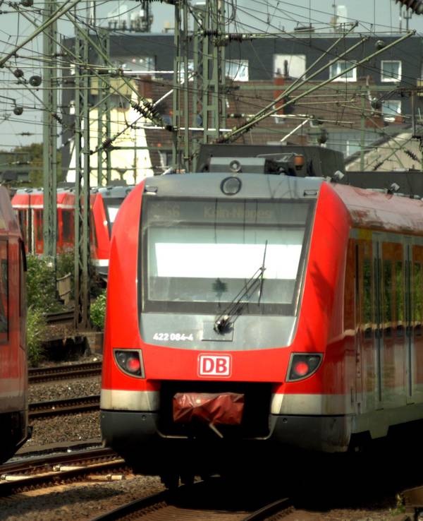 Eine S-Bahn fährt im Hansaring ein.