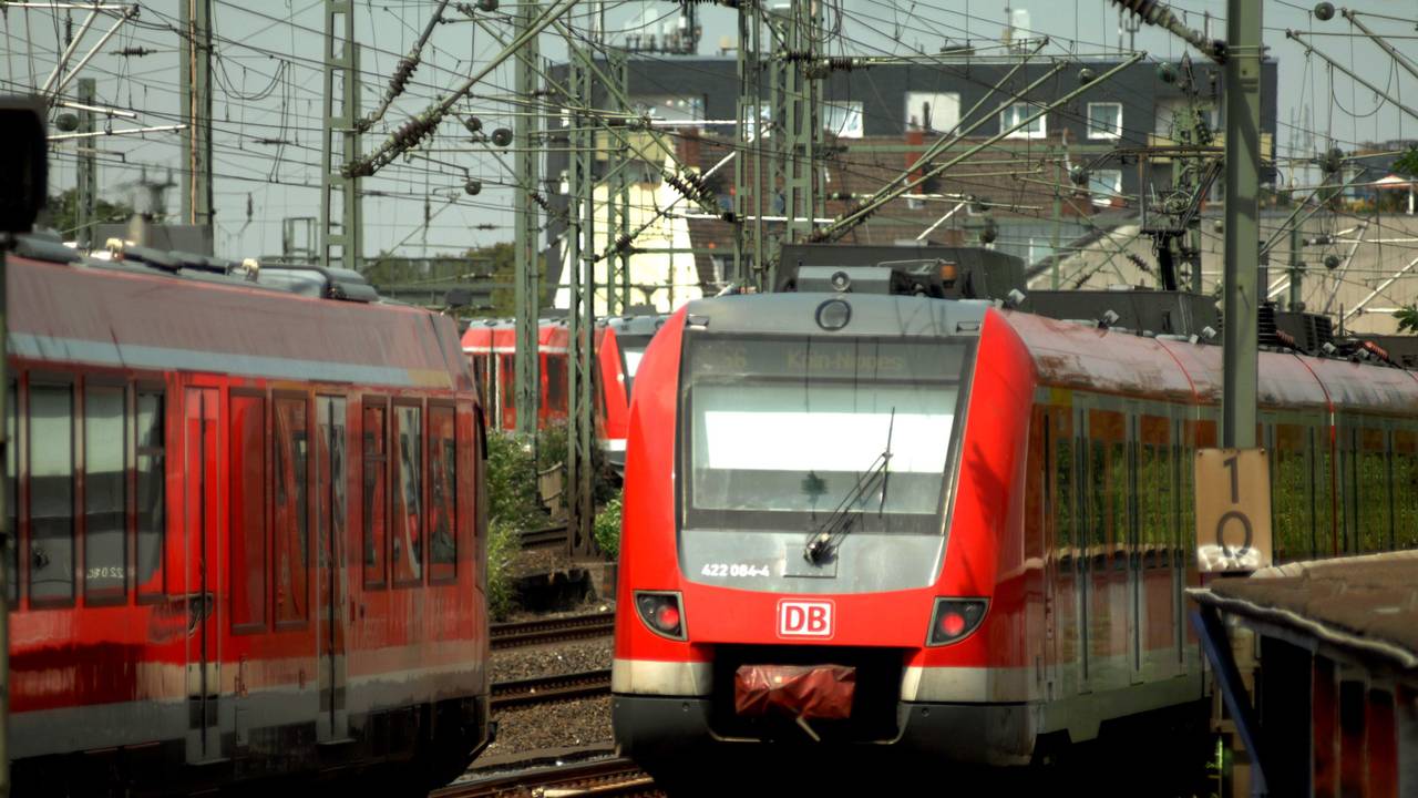 Eine S-Bahn fährt im Hansaring ein.
