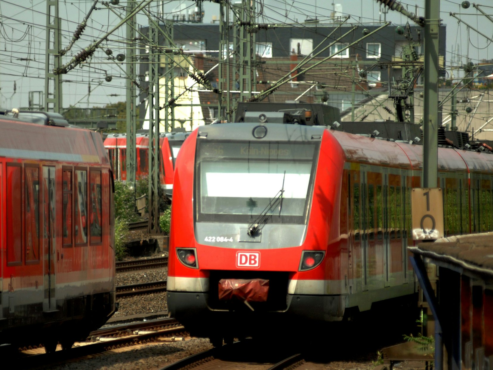 Eine S-Bahn fährt im Hansaring ein.
