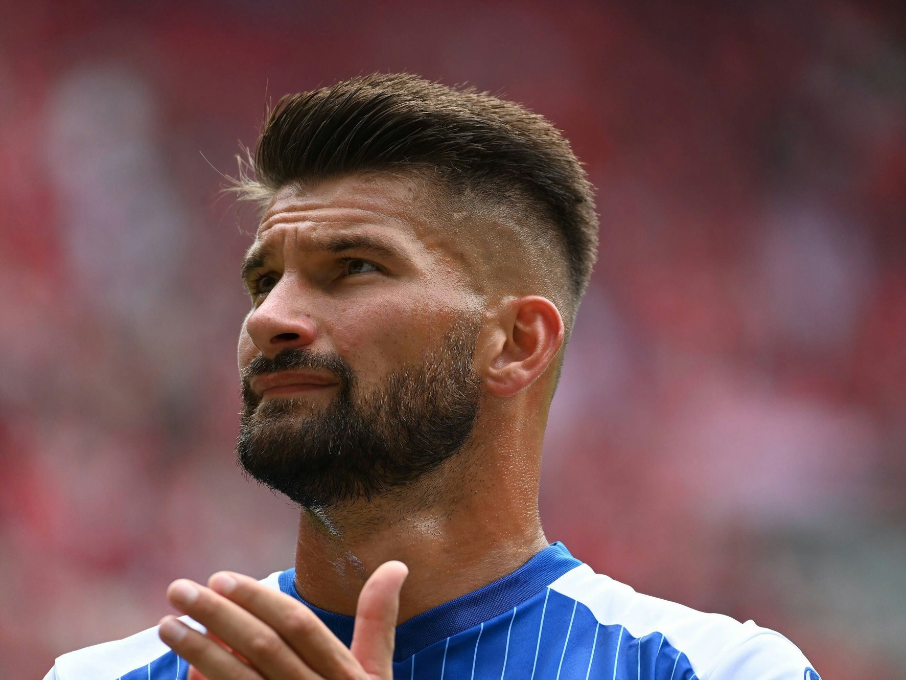 Magdeburg-Profi Kai Brünker applaudiert in Richtung Fans.
