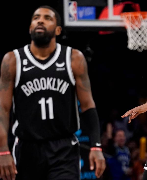 Kevin Durant (r.) zeigt dem Schiedsrichter ein Foulspiel des Gegners an.