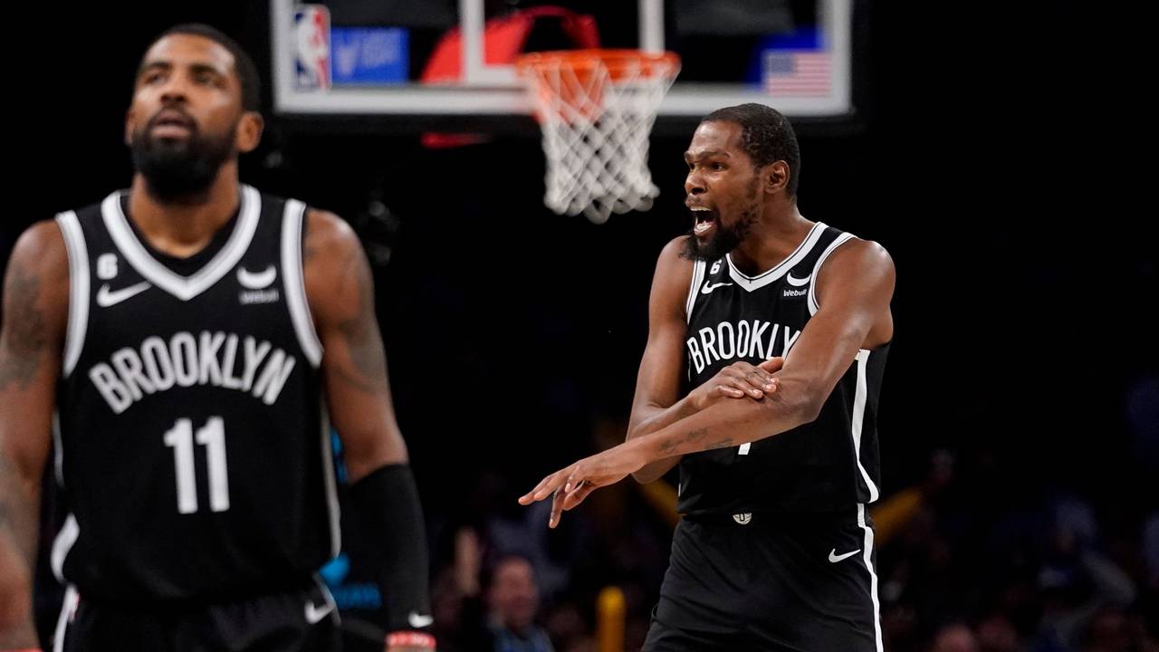 Kevin Durant (r.) zeigt dem Schiedsrichter ein Foulspiel des Gegners an.
