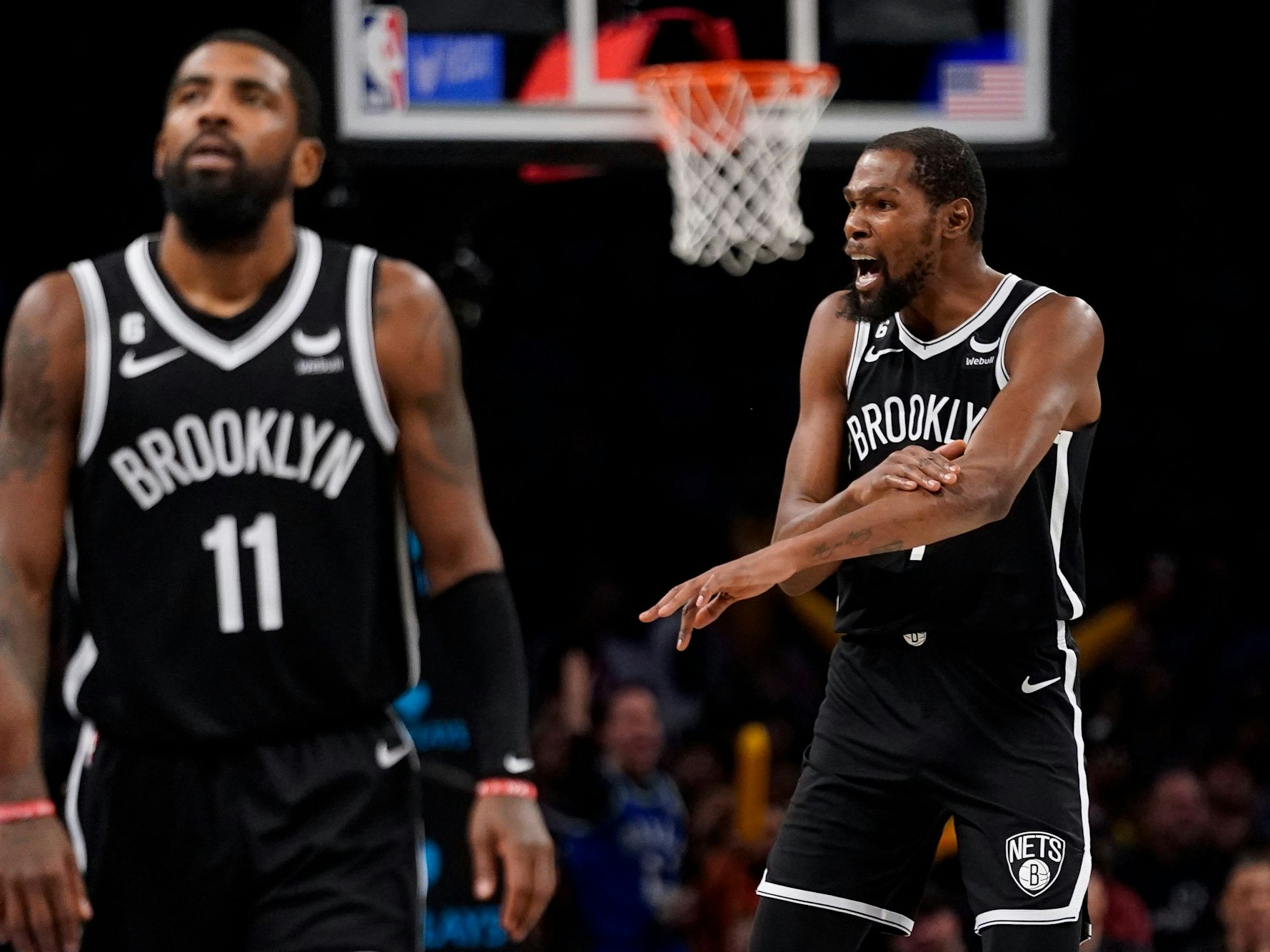 Kevin Durant (r.) zeigt dem Schiedsrichter ein Foulspiel des Gegners an.