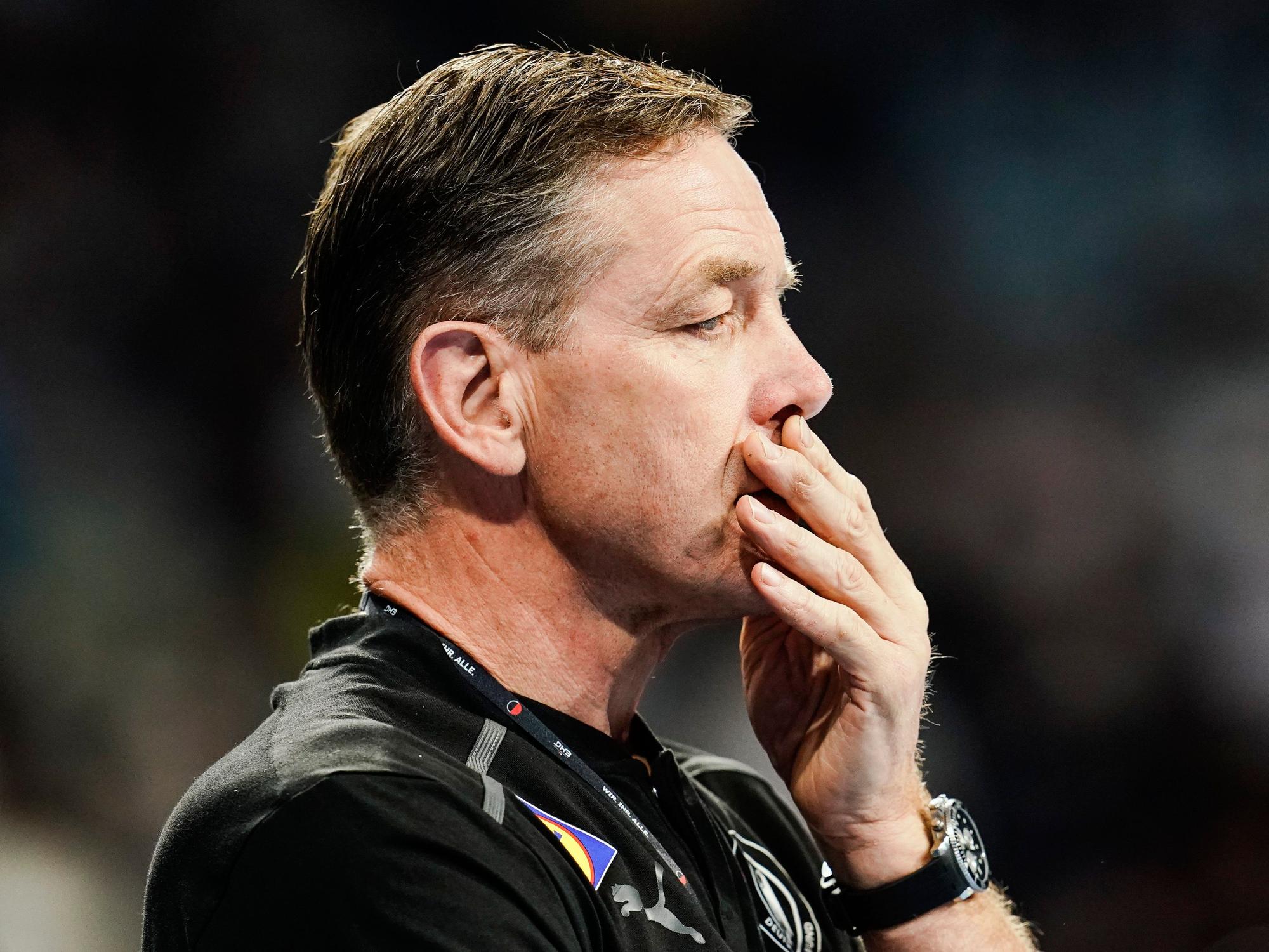 Deutschlands Handball-Trainer Alfred Gislason steht am Spielfeld.