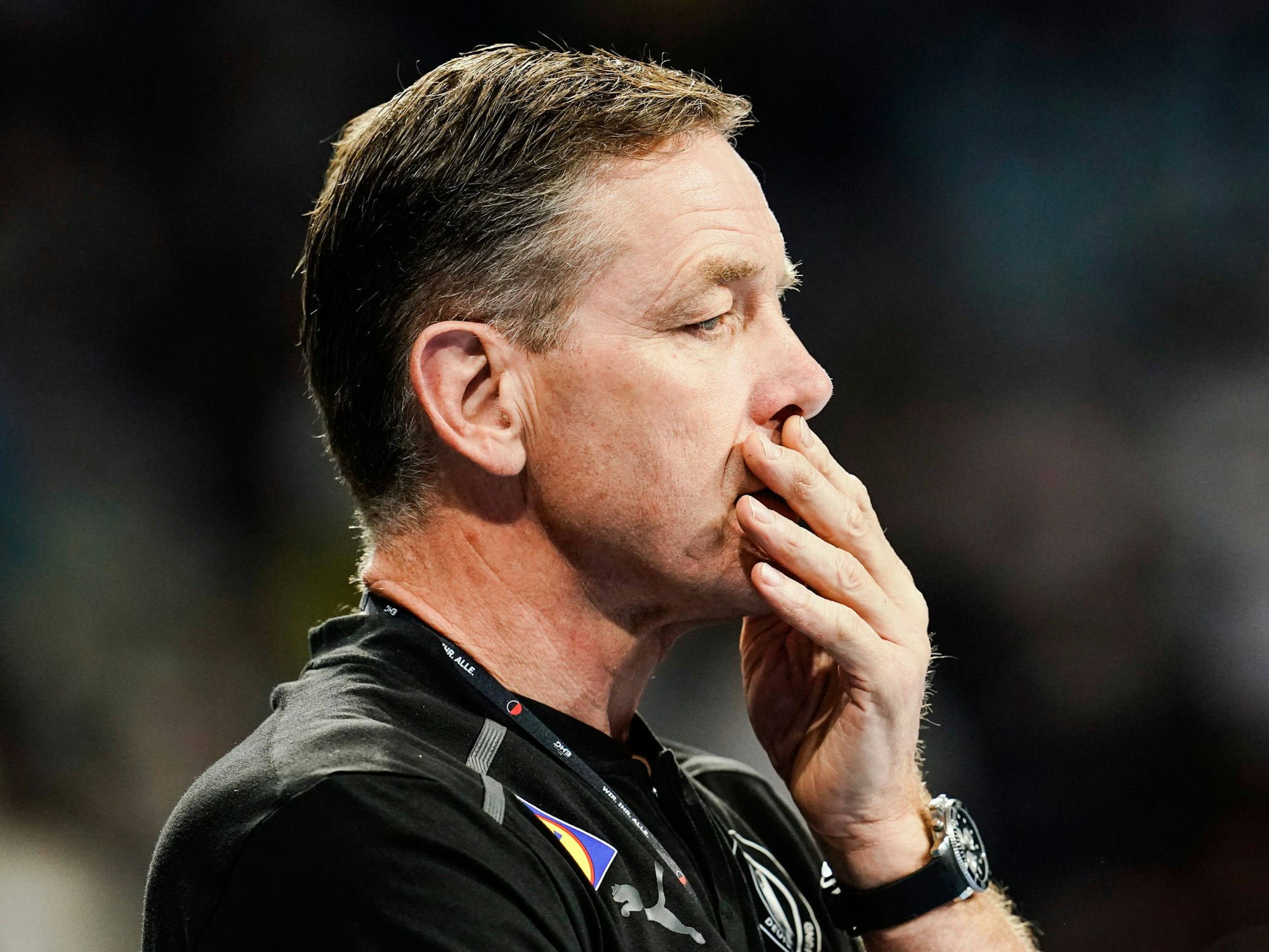 Deutschlands Handball-Trainer Alfred Gislason steht am Spielfeld.