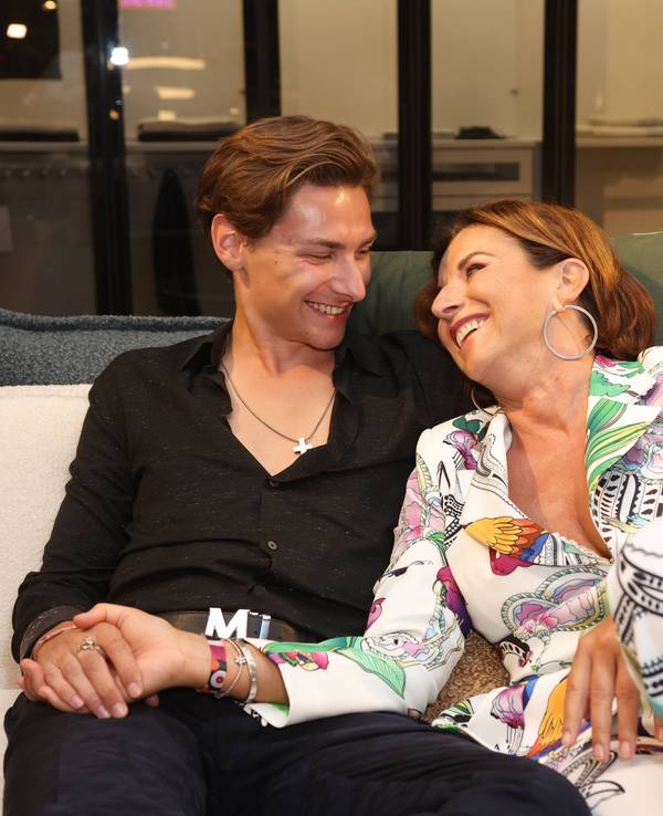 Claudia Obert und Max Suhr am 20. August 2022 in einem Hamburger Möbelhaus.