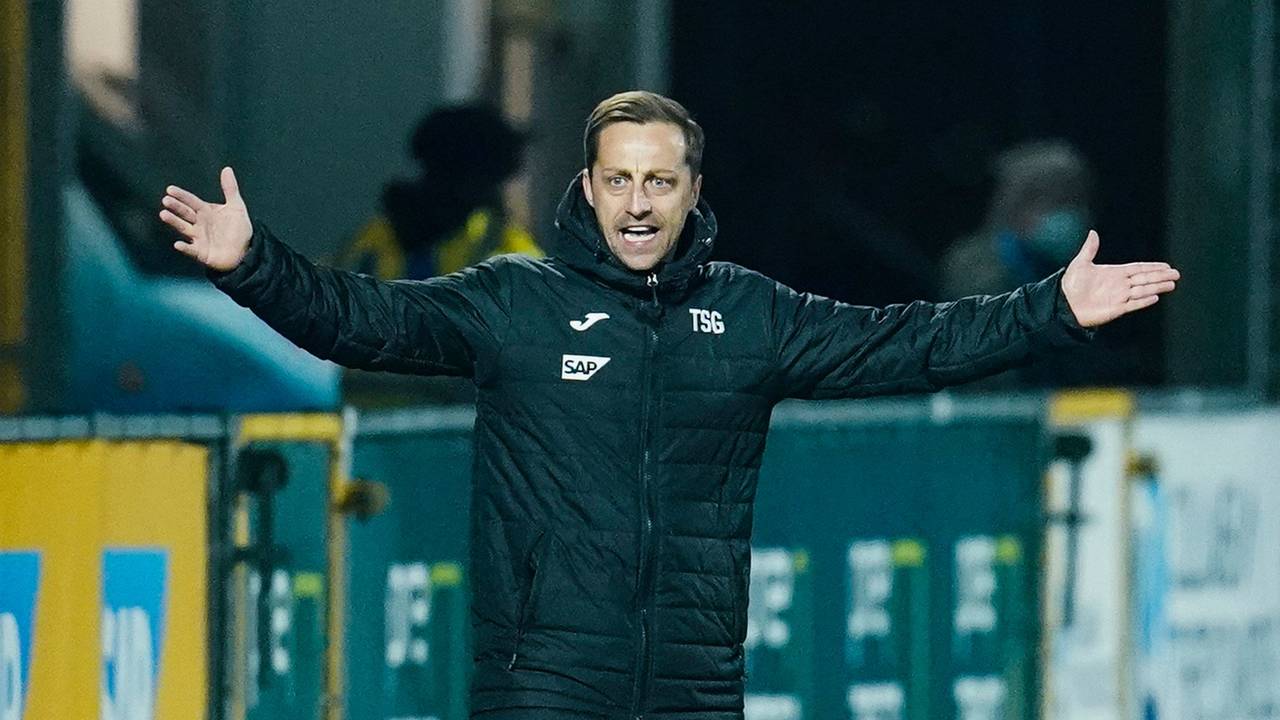 Hoffenheims Trainer Gabor Gallai gestikuliert.