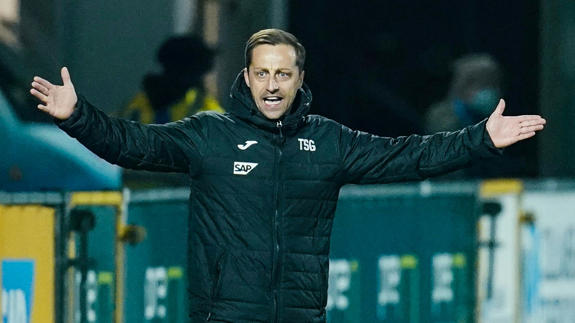 Hoffenheims Trainer Gabor Gallai gestikuliert.