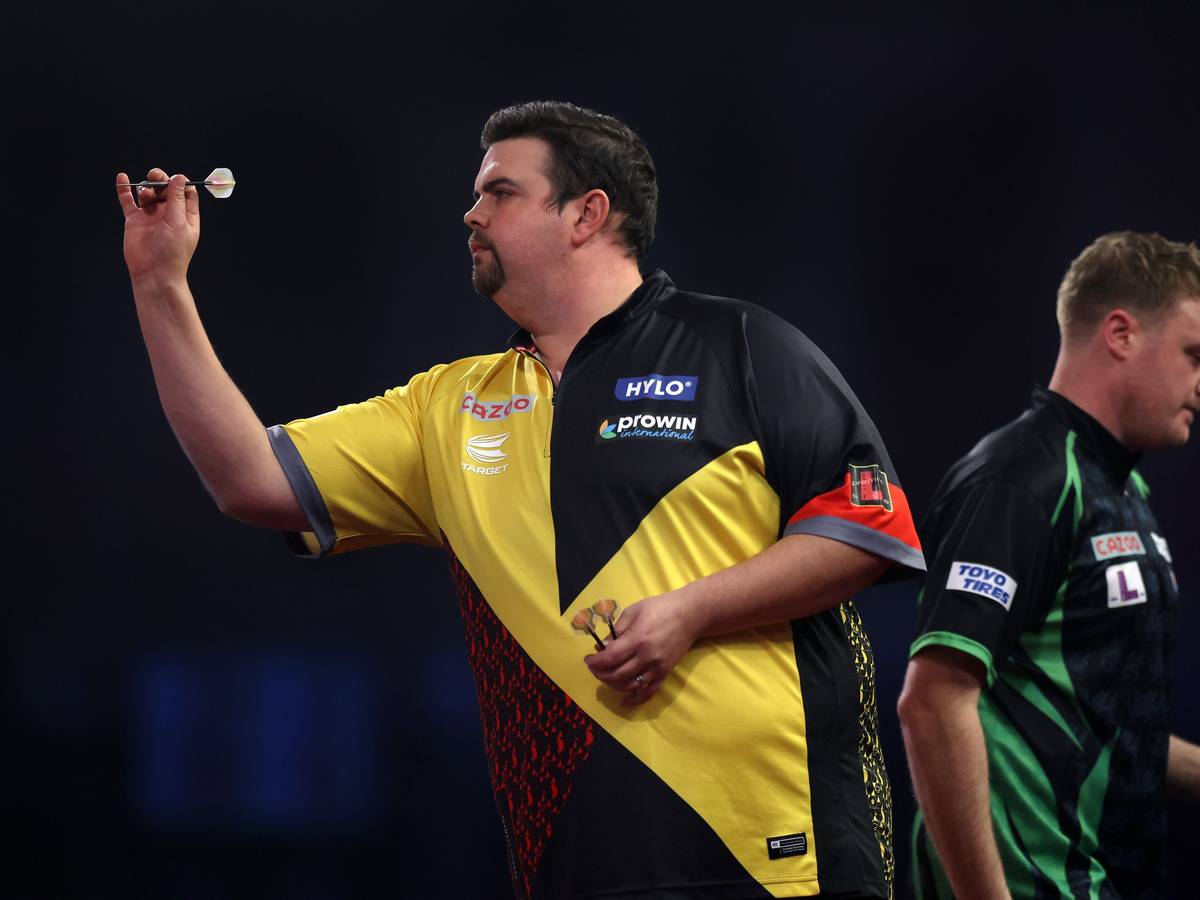 Darts-WM im Ally Pally: Gabriel Clemens wirft, Jim Williams schaut nicht hin.