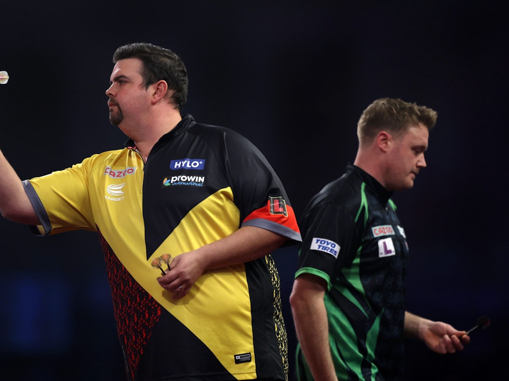 Darts-WM im Ally Pally: Gabriel Clemens wirft, Jim Williams schaut nicht hin.