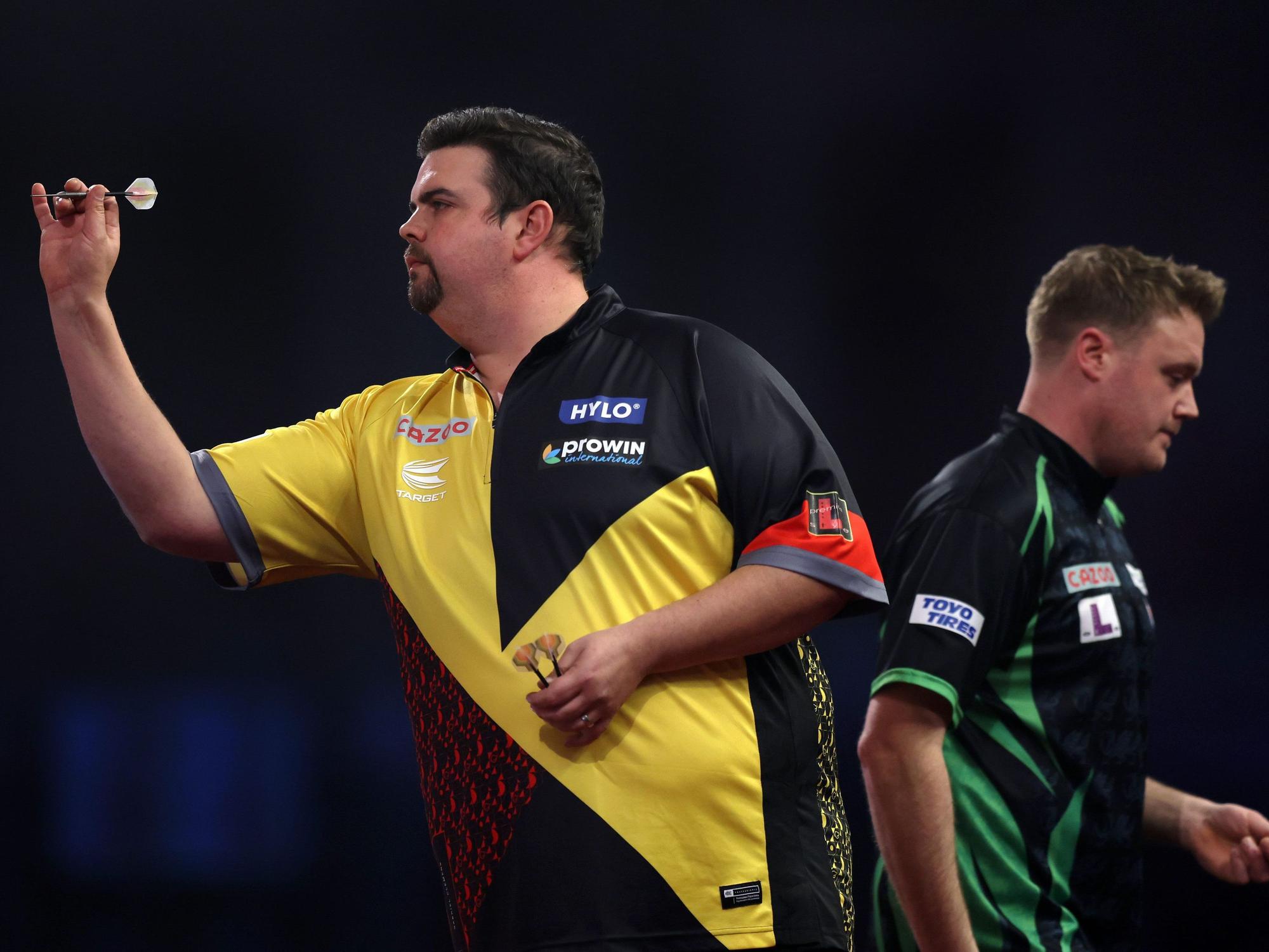 Darts-WM im Ally Pally: Gabriel Clemens wirft, Jim Williams schaut nicht hin.