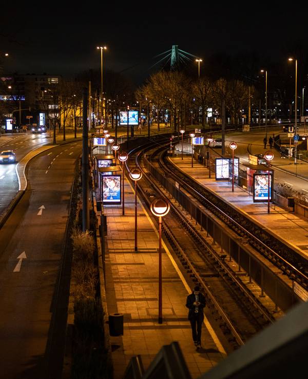 Nahezu leer ist die Haltestelle Deutzer Freiheit der Kölner Verkehrsbetriebe (KVB).