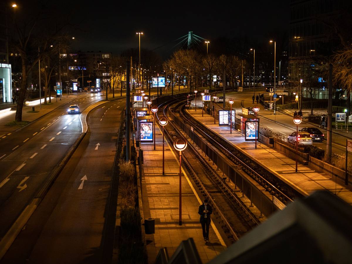 Nahezu leer ist die Haltestelle Deutzer Freiheit der Kölner Verkehrsbetriebe (KVB).