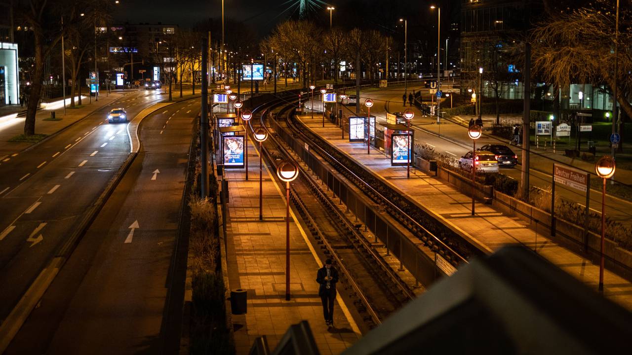 Nahezu leer ist die Haltestelle Deutzer Freiheit der Kölner Verkehrsbetriebe (KVB).