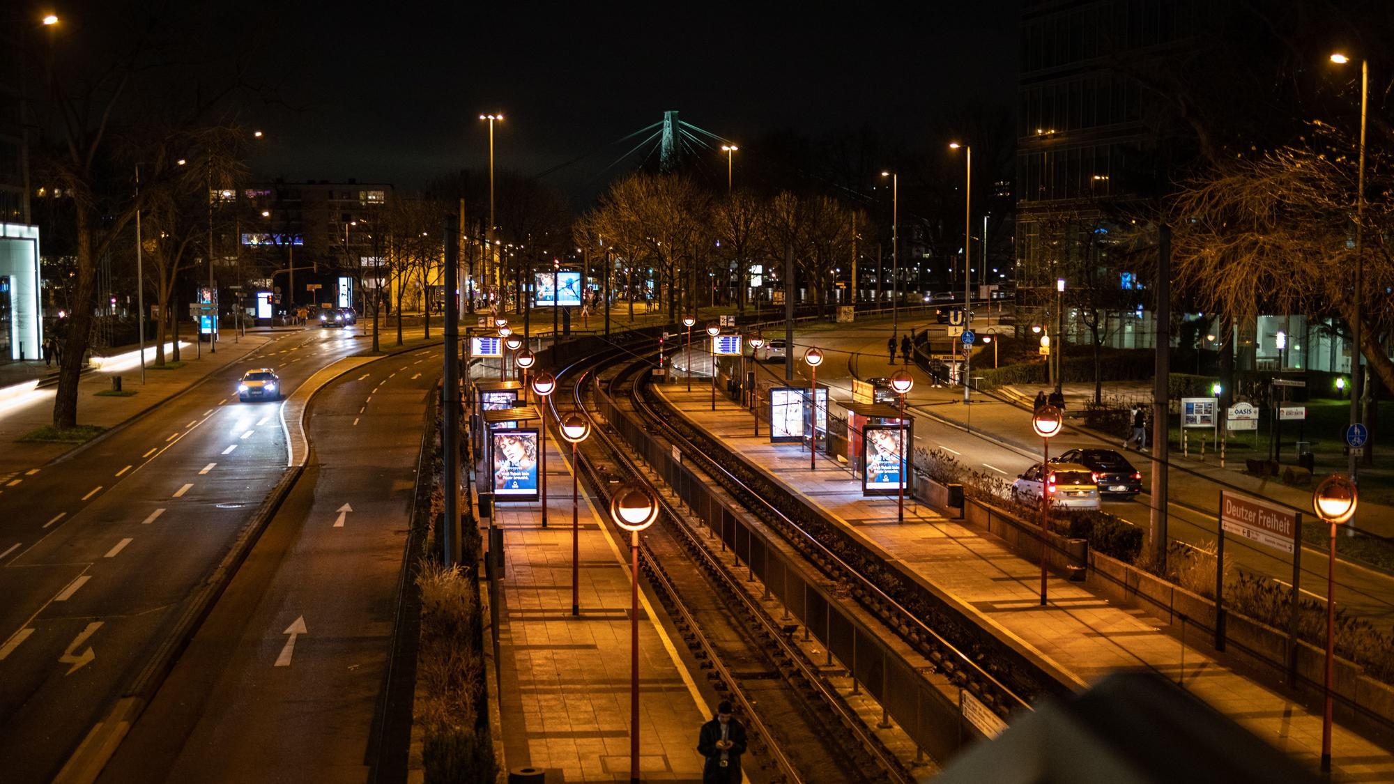 Nahezu leer ist die Haltestelle Deutzer Freiheit der Kölner Verkehrsbetriebe (KVB).