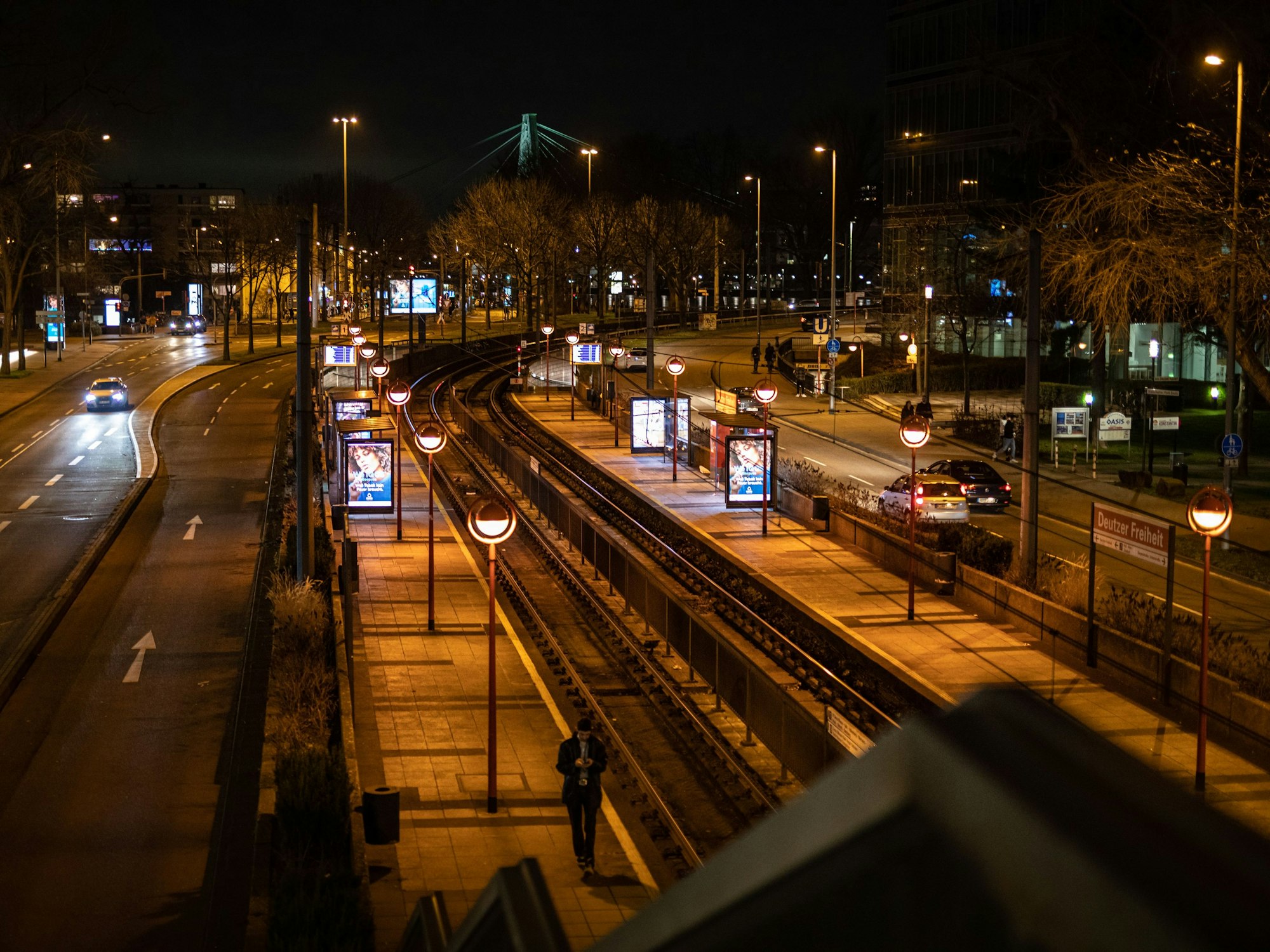 Köln: Nahezu leer ist die Haltestelle Deutzer Freiheit der Kölner Verkehrsbetriebe (KVB) am Abend.