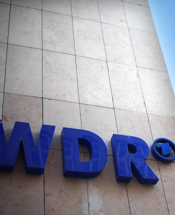 Der WDR (Westdeutscher Rundfunk) mit dem Kölner Dom im Hintergrund.