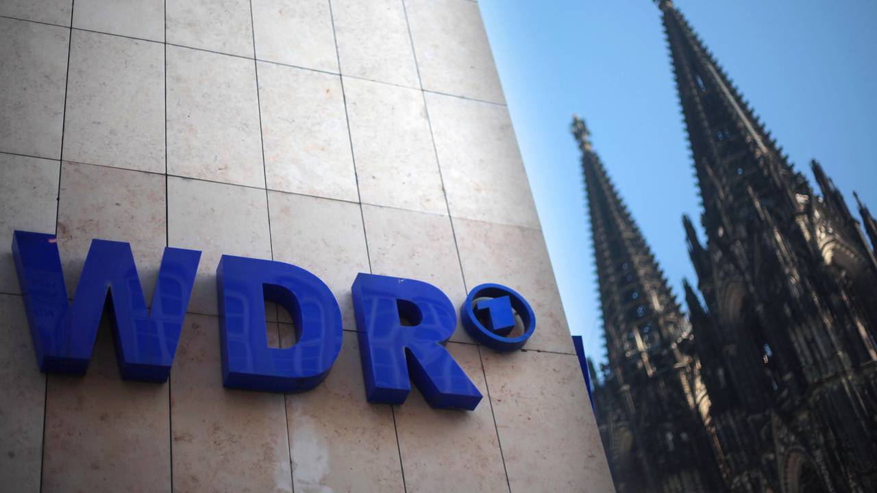 Der WDR (Westdeutscher Rundfunk) mit dem Kölner Dom im Hintergrund.
