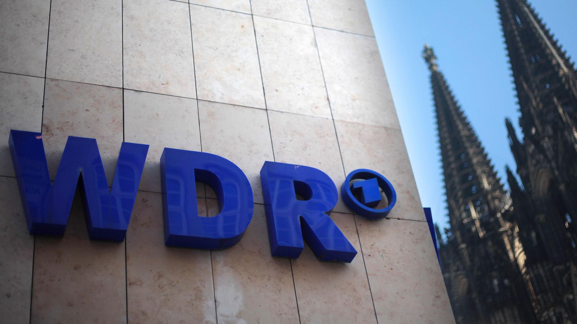 Der WDR (Westdeutscher Rundfunk) mit dem Kölner Dom im Hintergrund.