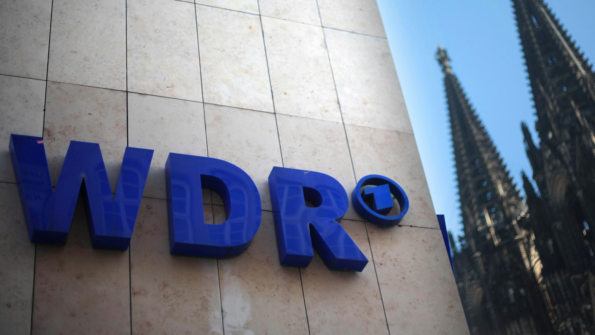 Der WDR (Westdeutscher Rundfunk) mit dem Kölner Dom im Hintergrund.