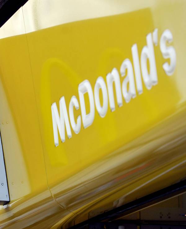 Das McDonald's-Logo an einer Fassade.