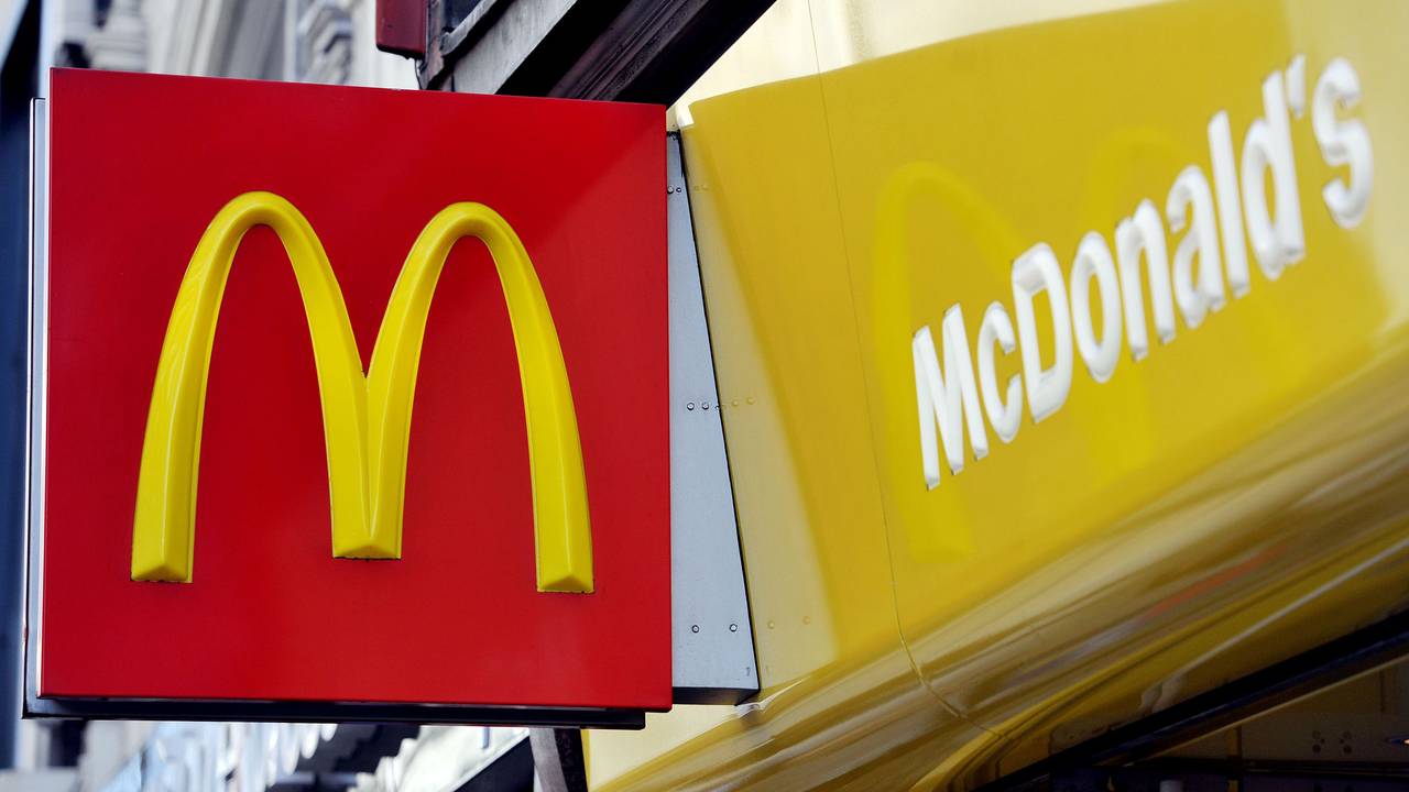 Das McDonald's-Logo an einer Fassade.