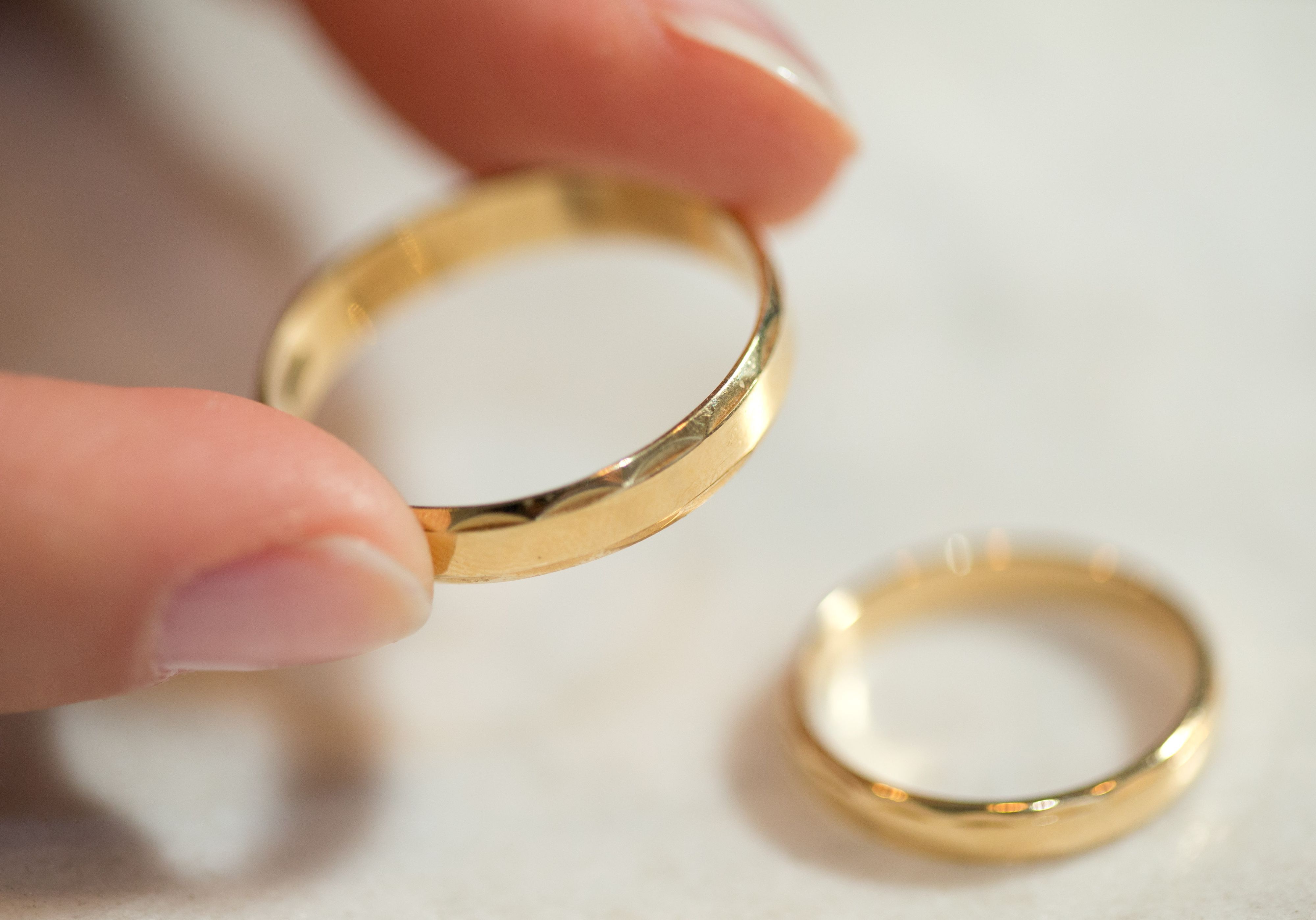 Das Foto zeigt, wie ein Ehering im Standesamt des Rathauses in Ibbenbüren im November 2013 gehalten wird. Auch ein Mann in Lübeck wollte seiner Partnerin einen Heiratsantrag mit bereits besorgten Eheringen machen.