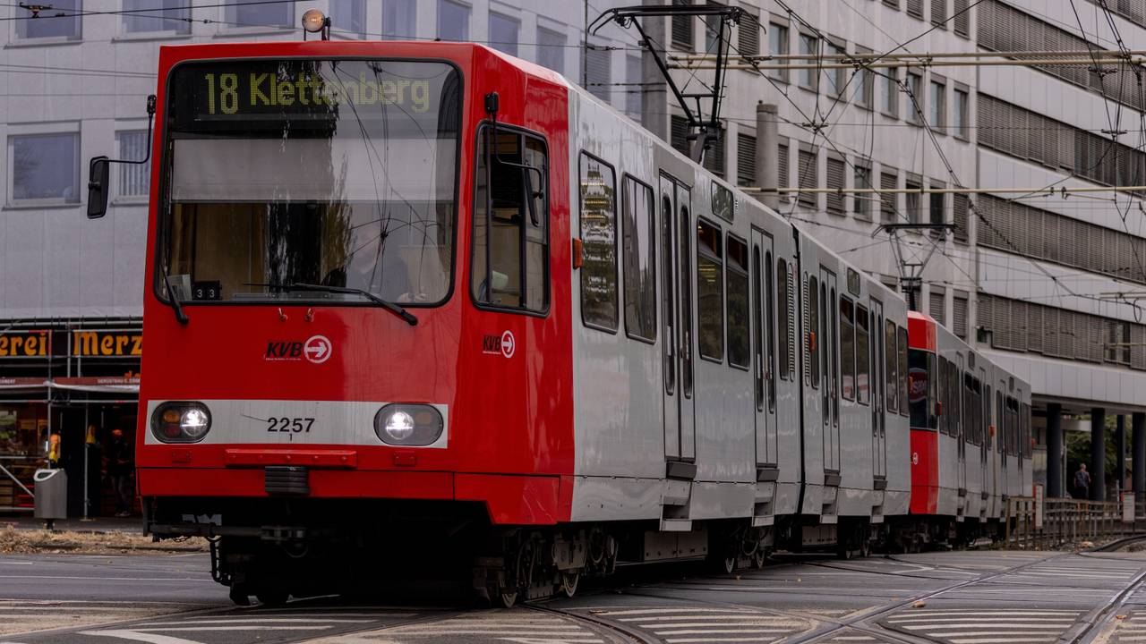 Die KVB Stadtbahnlinie 18 am Barbarossaplatz in Köln.