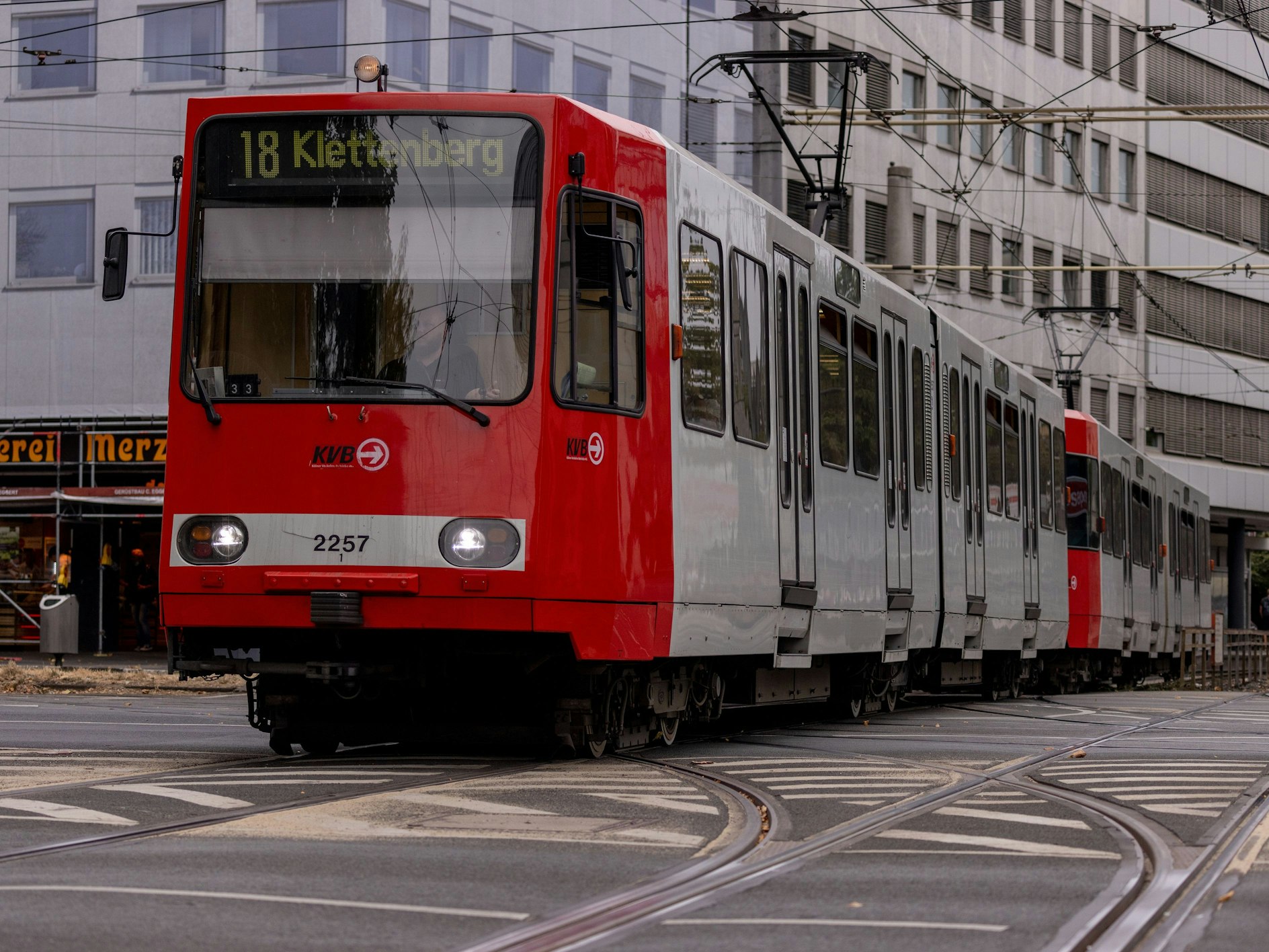 Eine Bahn KVB Stadtbahnlinie 18 am Barbarossaplatz in Köln.