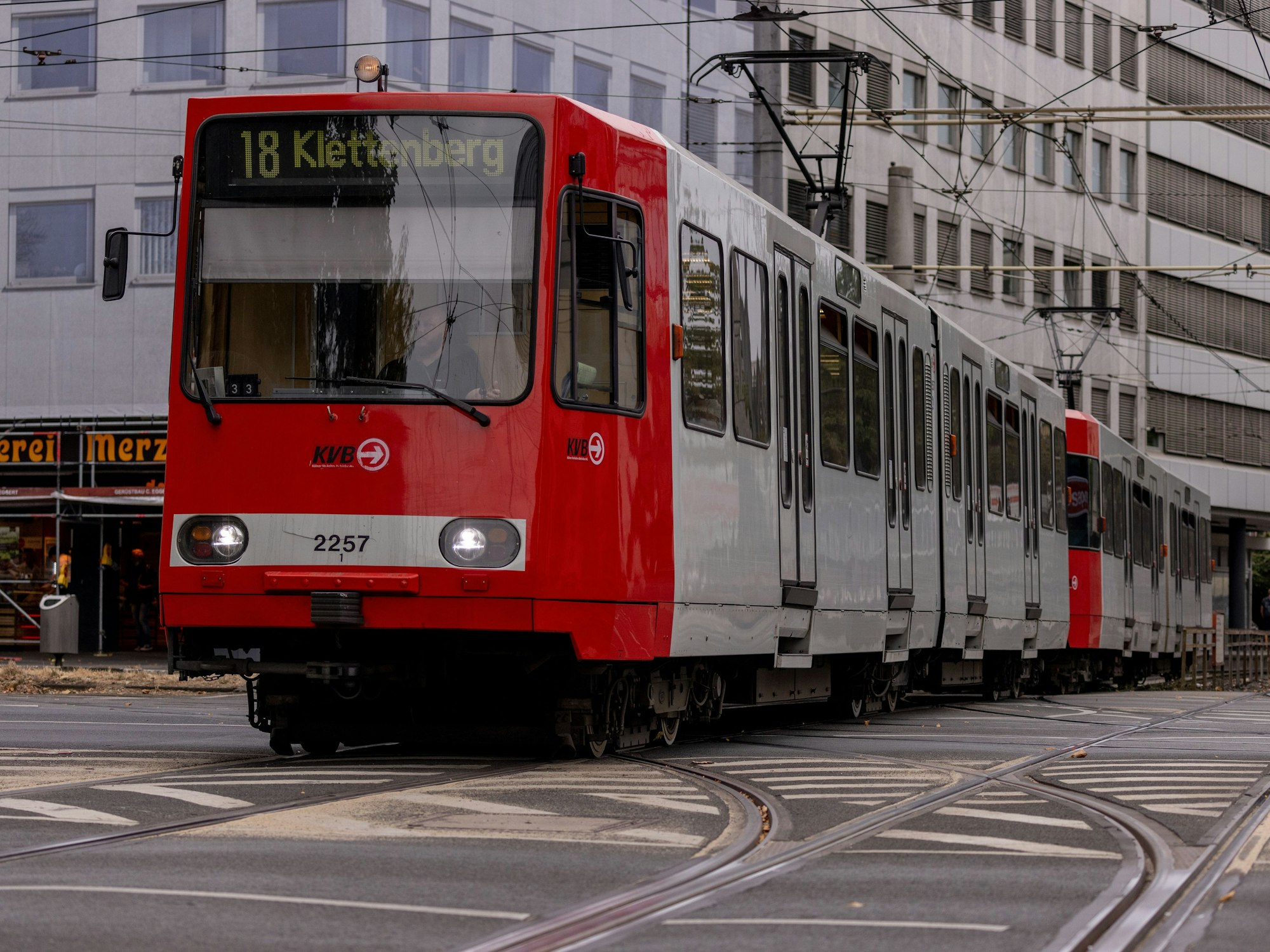 Eine Bahn KVB Stadtbahnlinie 18 am Barbarossaplatz in Köln.