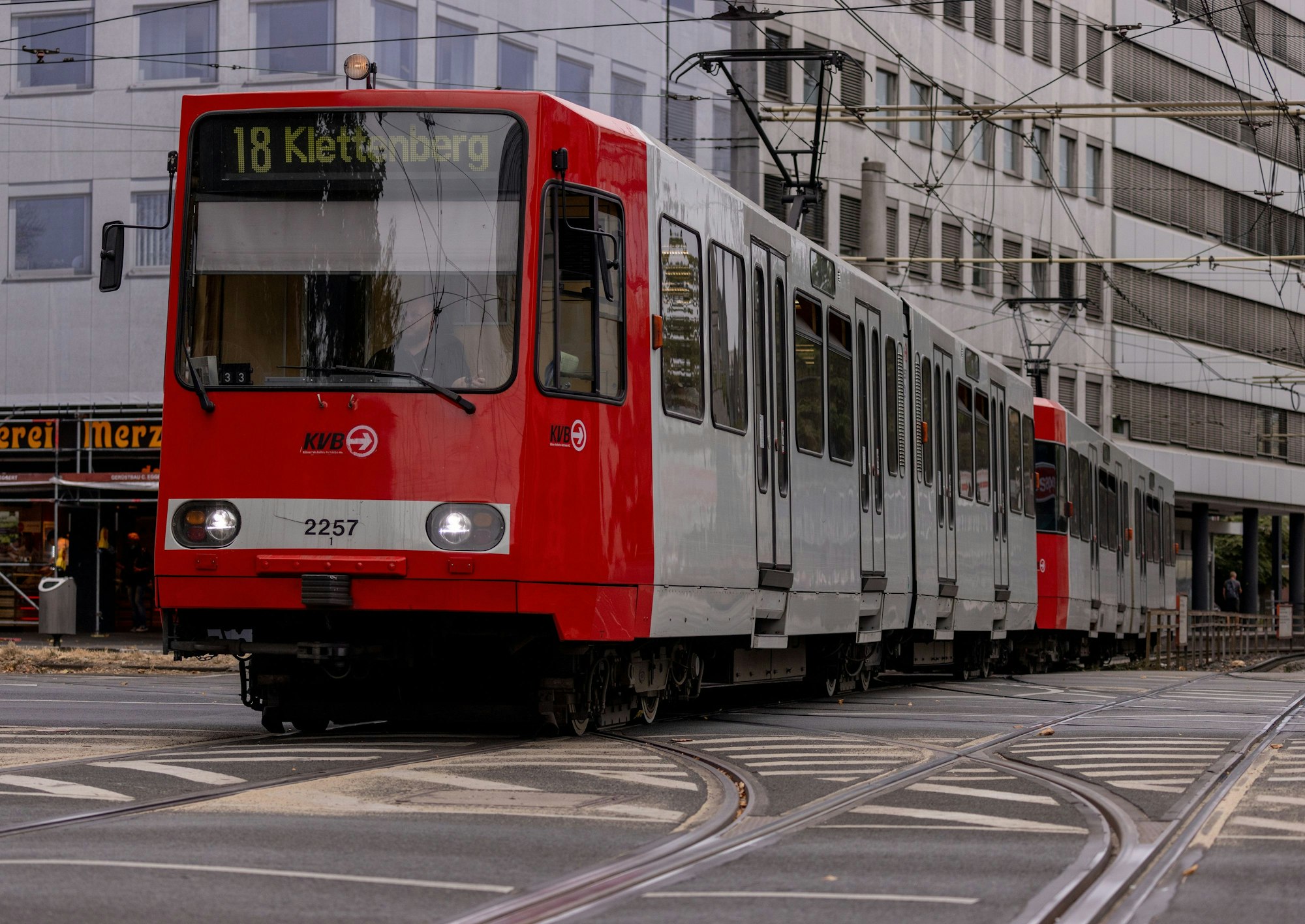 KVB Stadtbahnlinie 18 am Barbarossaplatz in Köln
