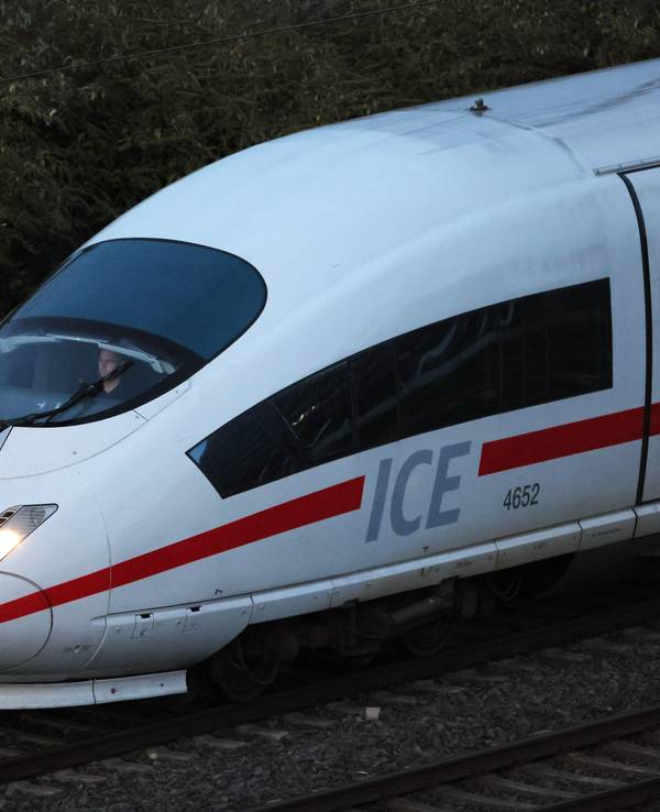 Ein ICE steht im Bahnhof Köln-Deutz.