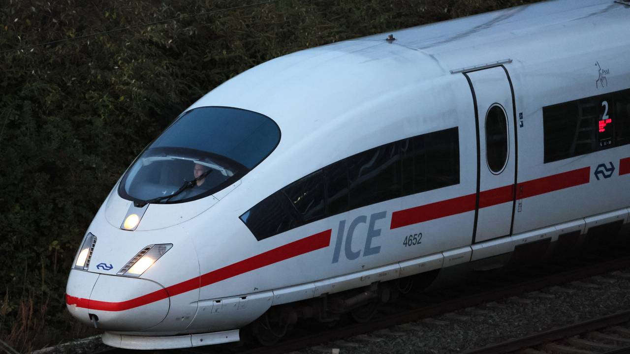 Ein ICE steht im Bahnhof Köln-Deutz.