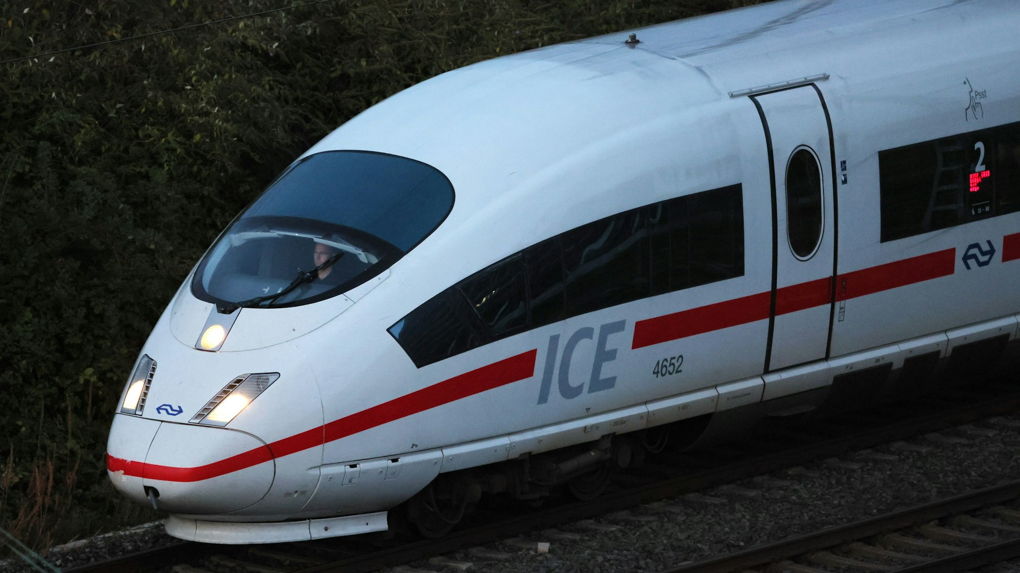 Ein ICE steht im Bahnhof Köln-Deutz.