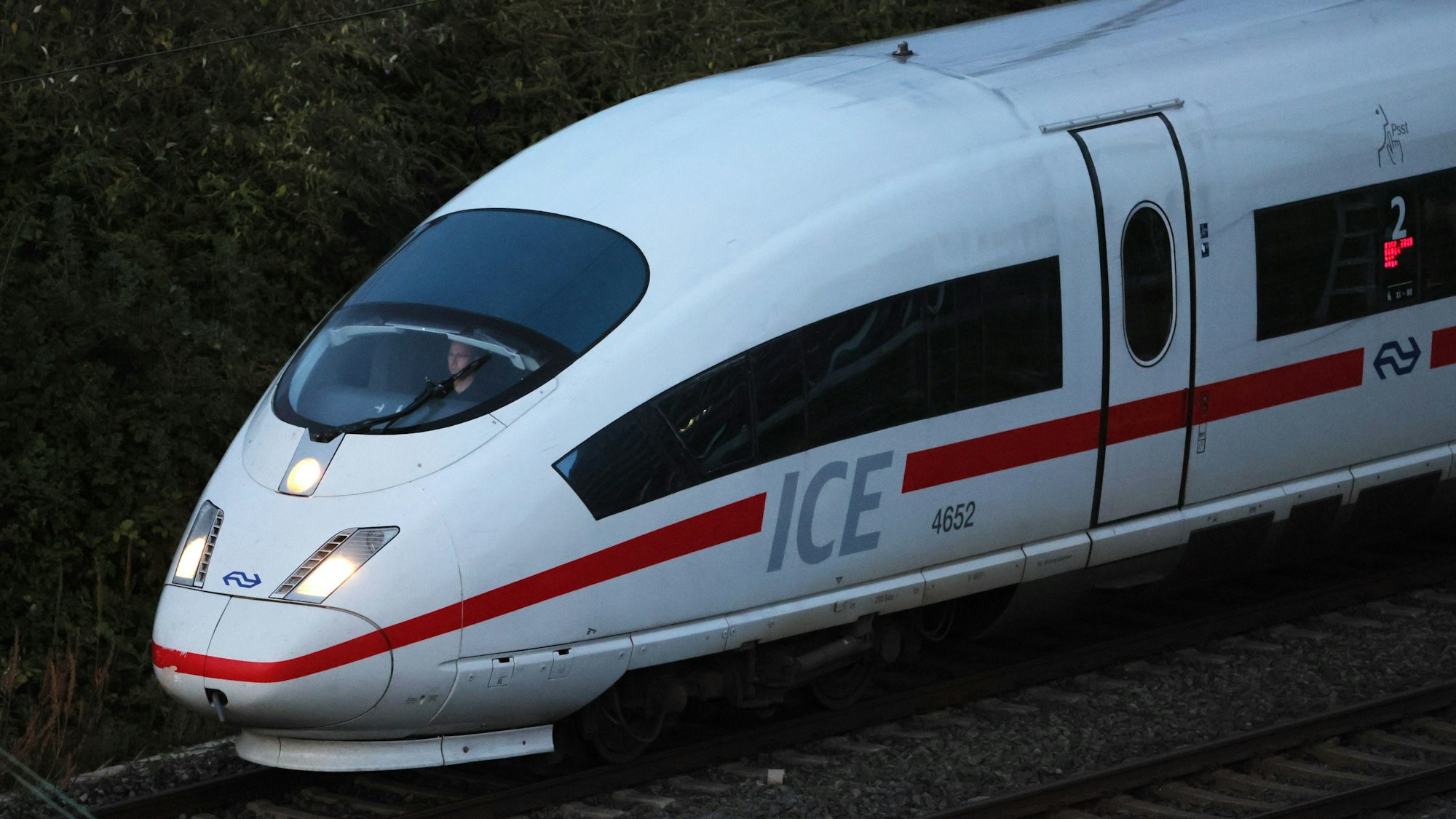 Ein ICE im Bahnhof Köln-Deutz