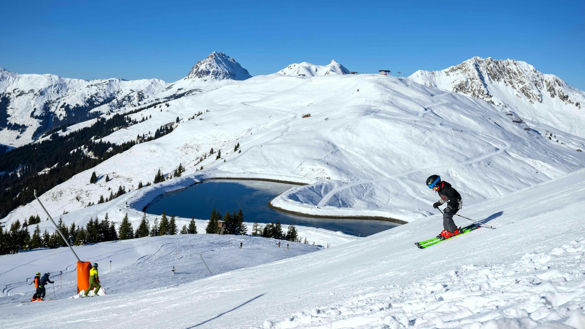 Ein Skifahrer auf einer Piste in den Kitzbüheler Alpen.