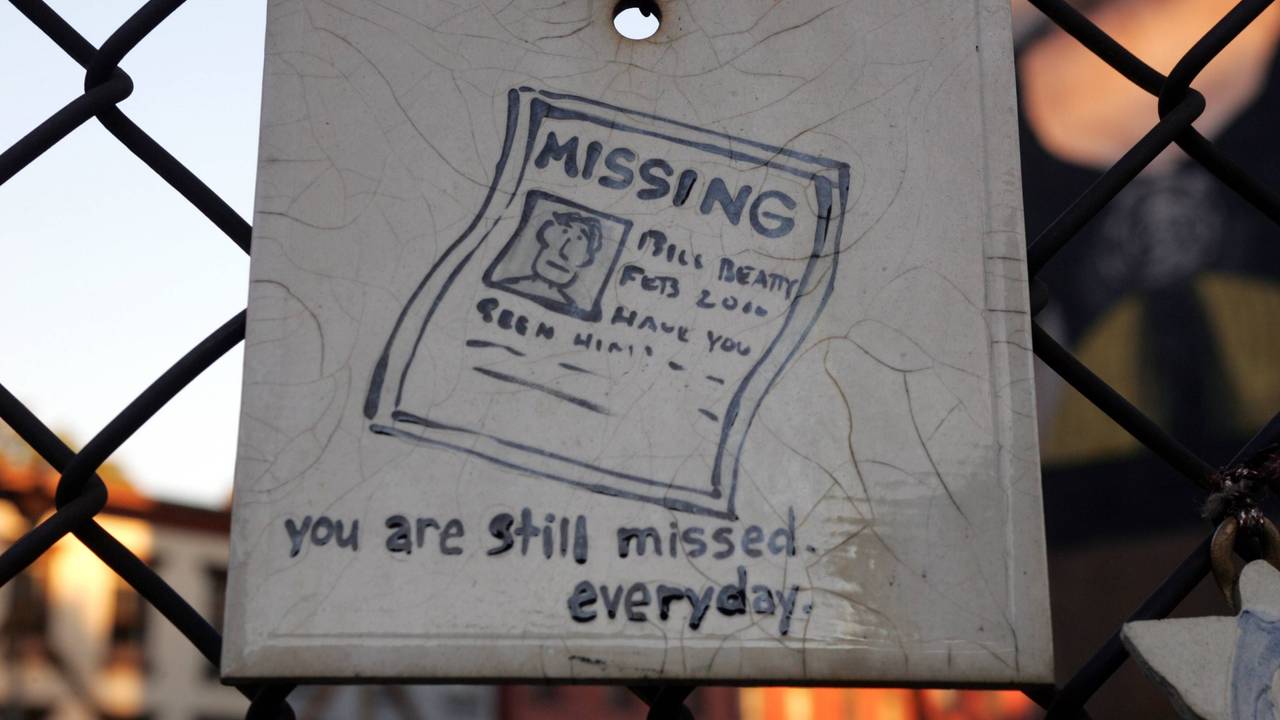 Ein selbstgemaltes Schild erinnert an eine vermisste Person.