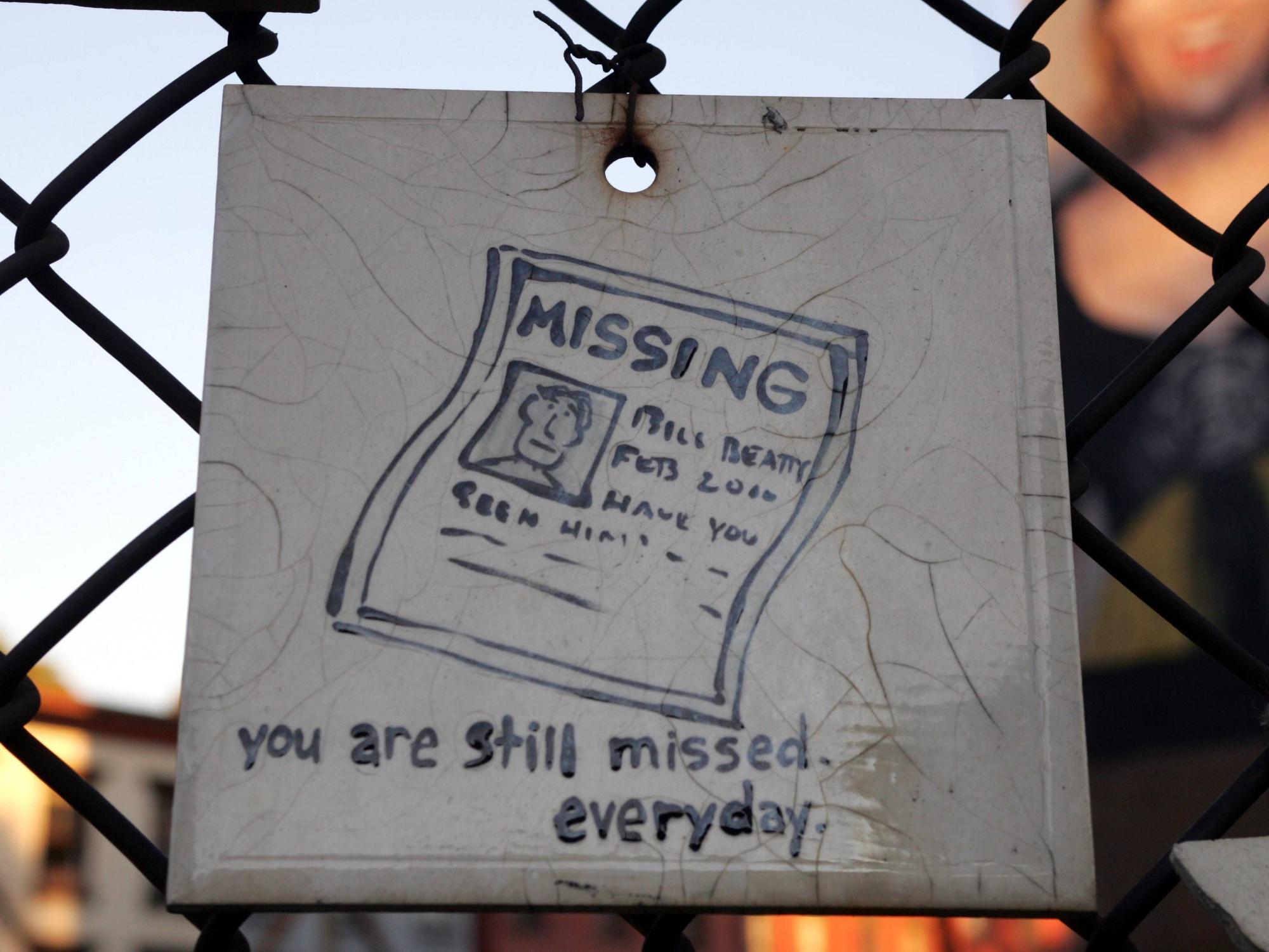 Ein selbstgemaltes Schild erinnert an eine vermisste Person.