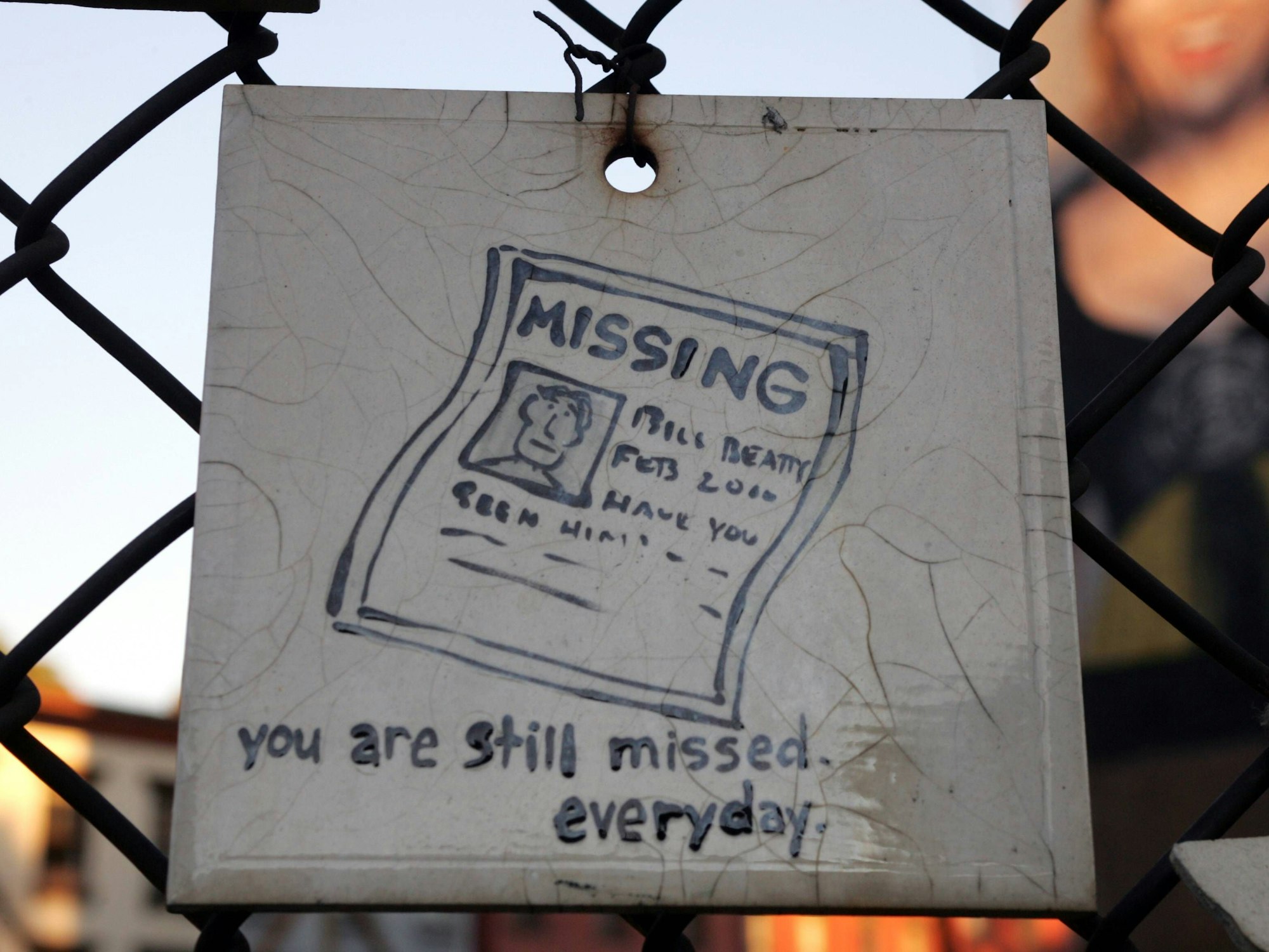 Ein selbstgemaltes Schild erinnert an eine vermisste Person.