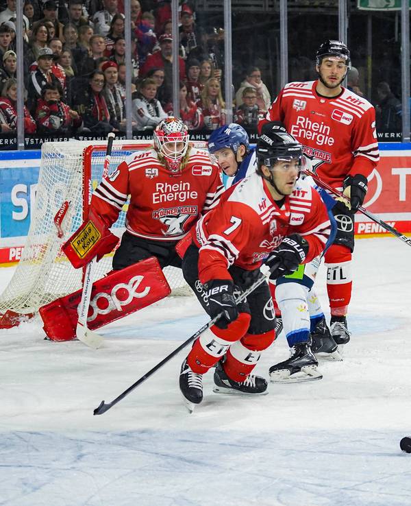 Nicholas Bailen führt den Puck aus dem eigenen Drittel.