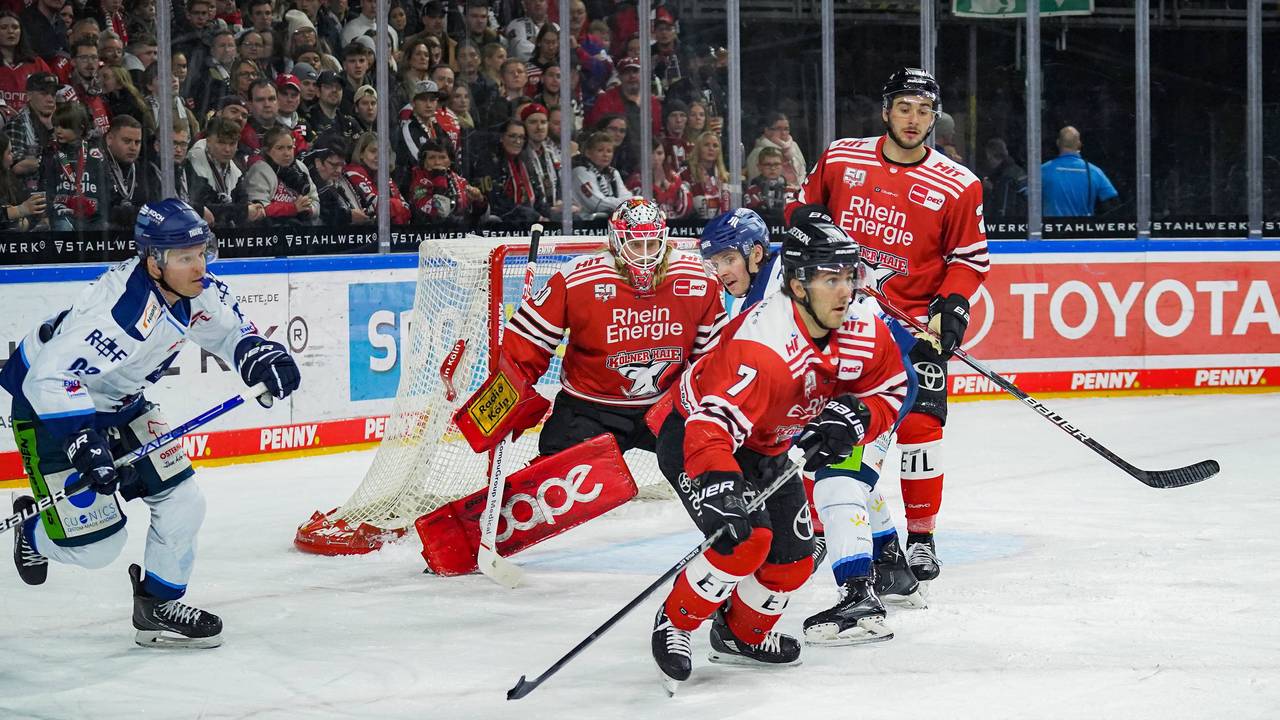 Nicholas Bailen führt den Puck aus dem eigenen Drittel.