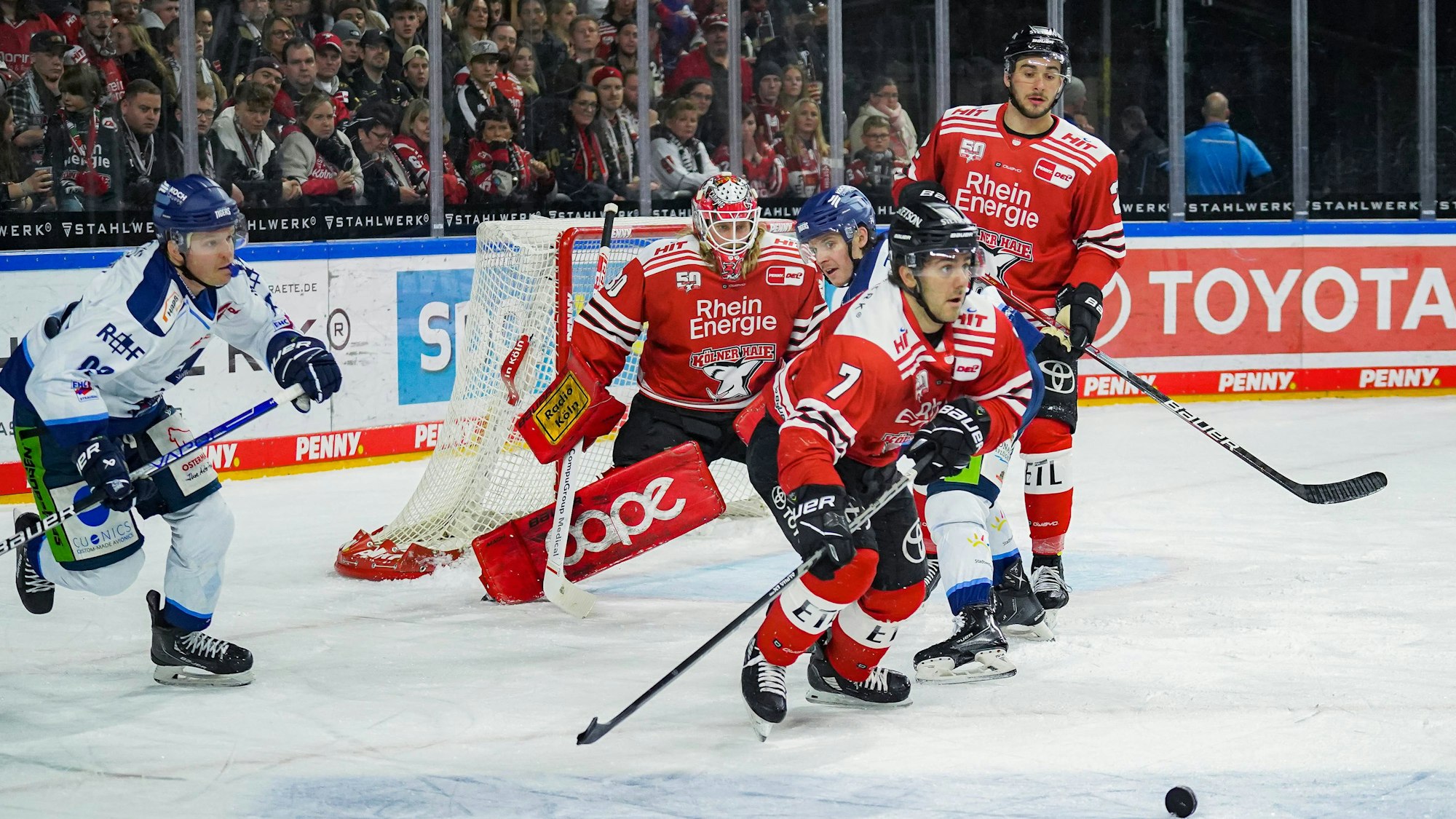 Nicholas Bailen führt den Puck aus dem eigenen Drittel.