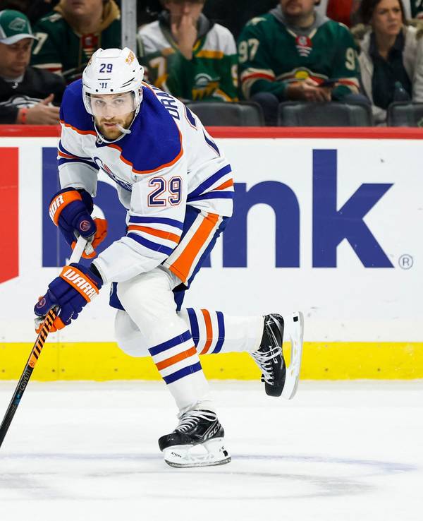 Eishockey-Profi Leon Draisaitl von den Edmonton Oilers führt den Puck über die Eisfläche.