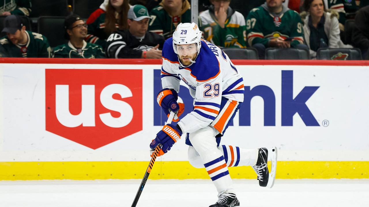 Eishockey-Profi Leon Draisaitl von den Edmonton Oilers führt den Puck über die Eisfläche.