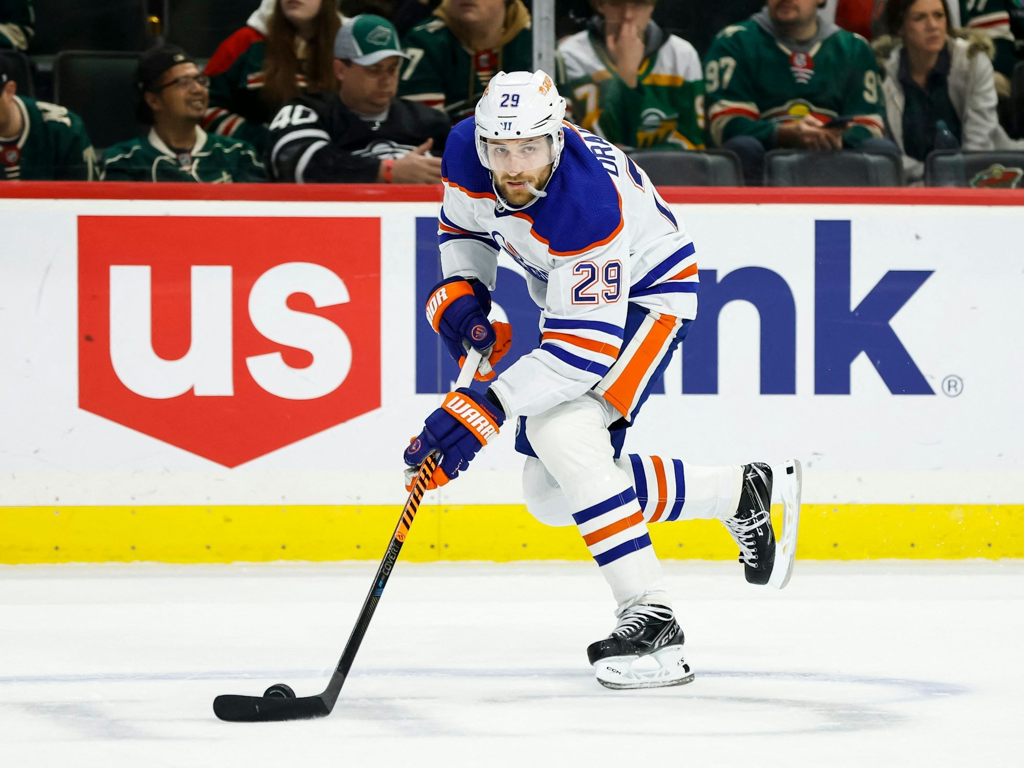 Eishockey-Profi Leon Draisaitl von den Edmonton Oilers führt den Puck über die Eisfläche.