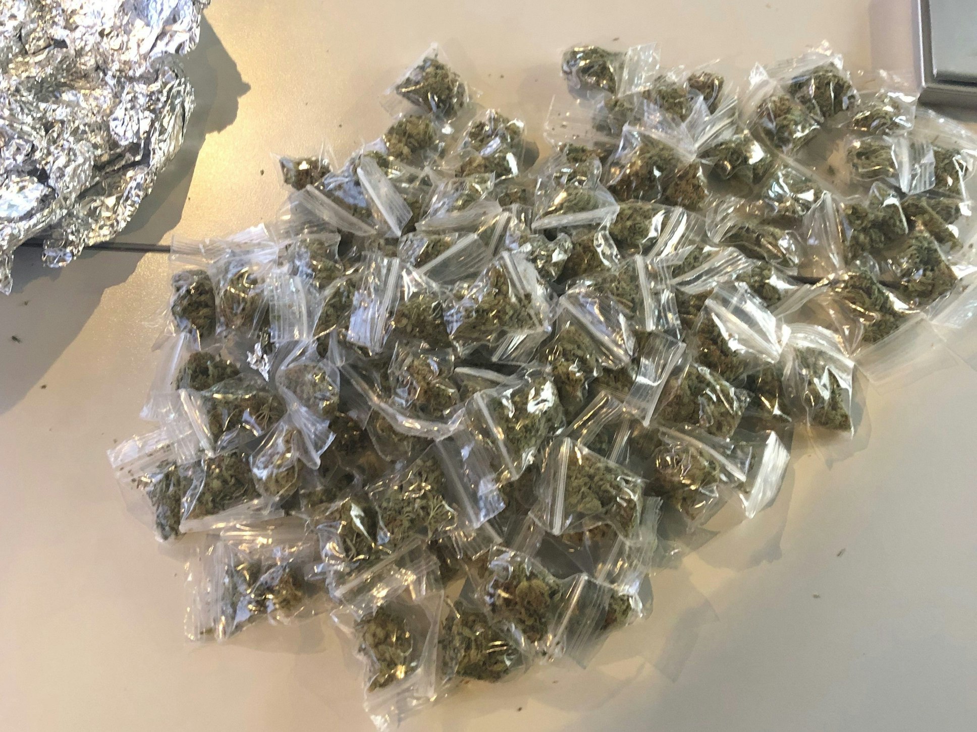 Die Polizei zeigt den Rucksackinhalt des Dealers – 106 Päckchen Cannabis.