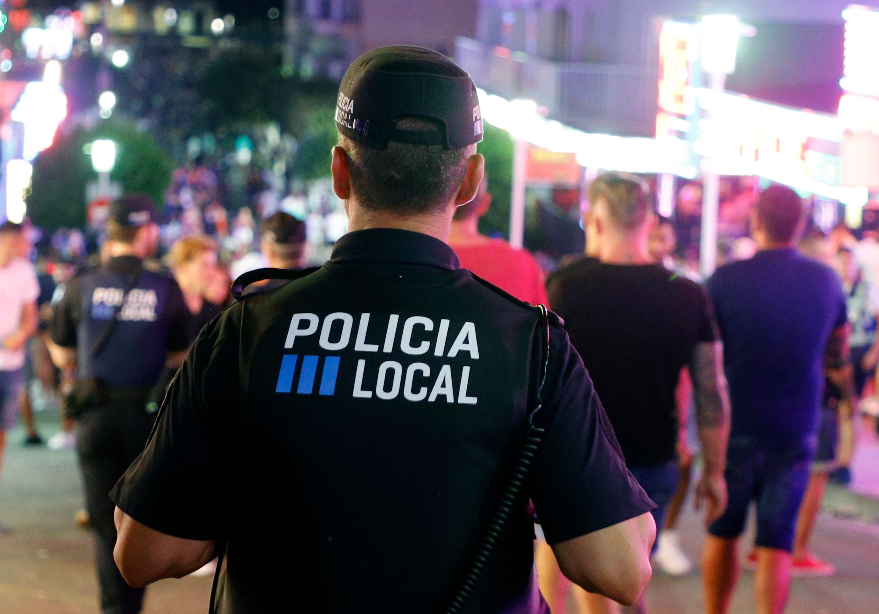 Die lokale Polizei von Calvia patrouilliert in der Nacht auf den Straßen von Magaluf.