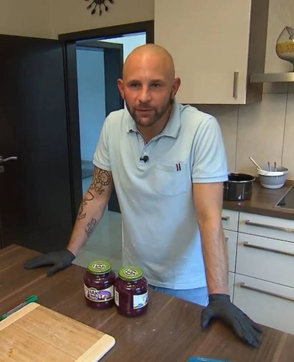 Gastgeber Andrej steht am zweiten Tag von Das perfekte Dinner in seiner Küche (TV-Ausstrahlung: 28. Dezember 2022)