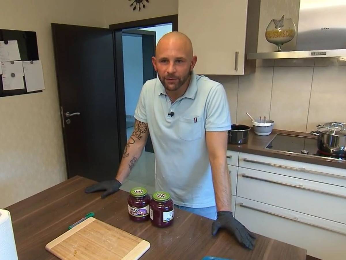 Gastgeber Andrej steht am zweiten Tag von Das perfekte Dinner in seiner Küche (TV-Ausstrahlung: 28. Dezember 2022)