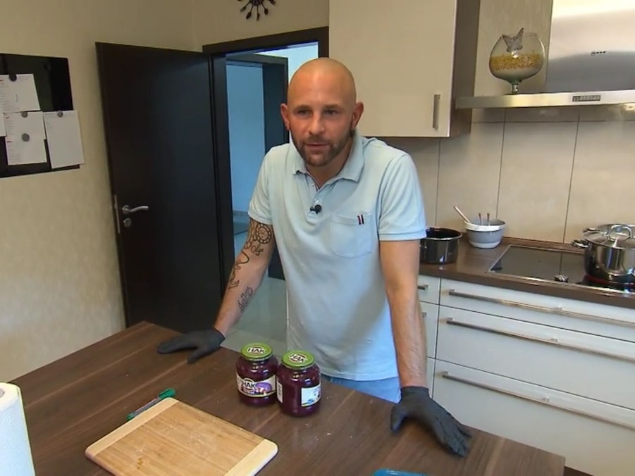 Gastgeber Andrej steht am zweiten Tag von Das perfekte Dinner in seiner Küche (TV-Ausstrahlung: 28. Dezember 2022)